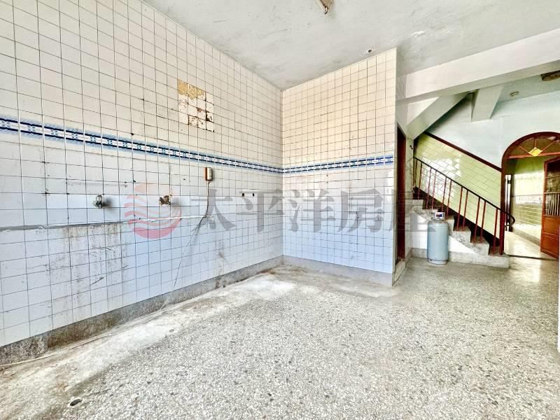沙鹿家樂福巷內臨路透天 照片3